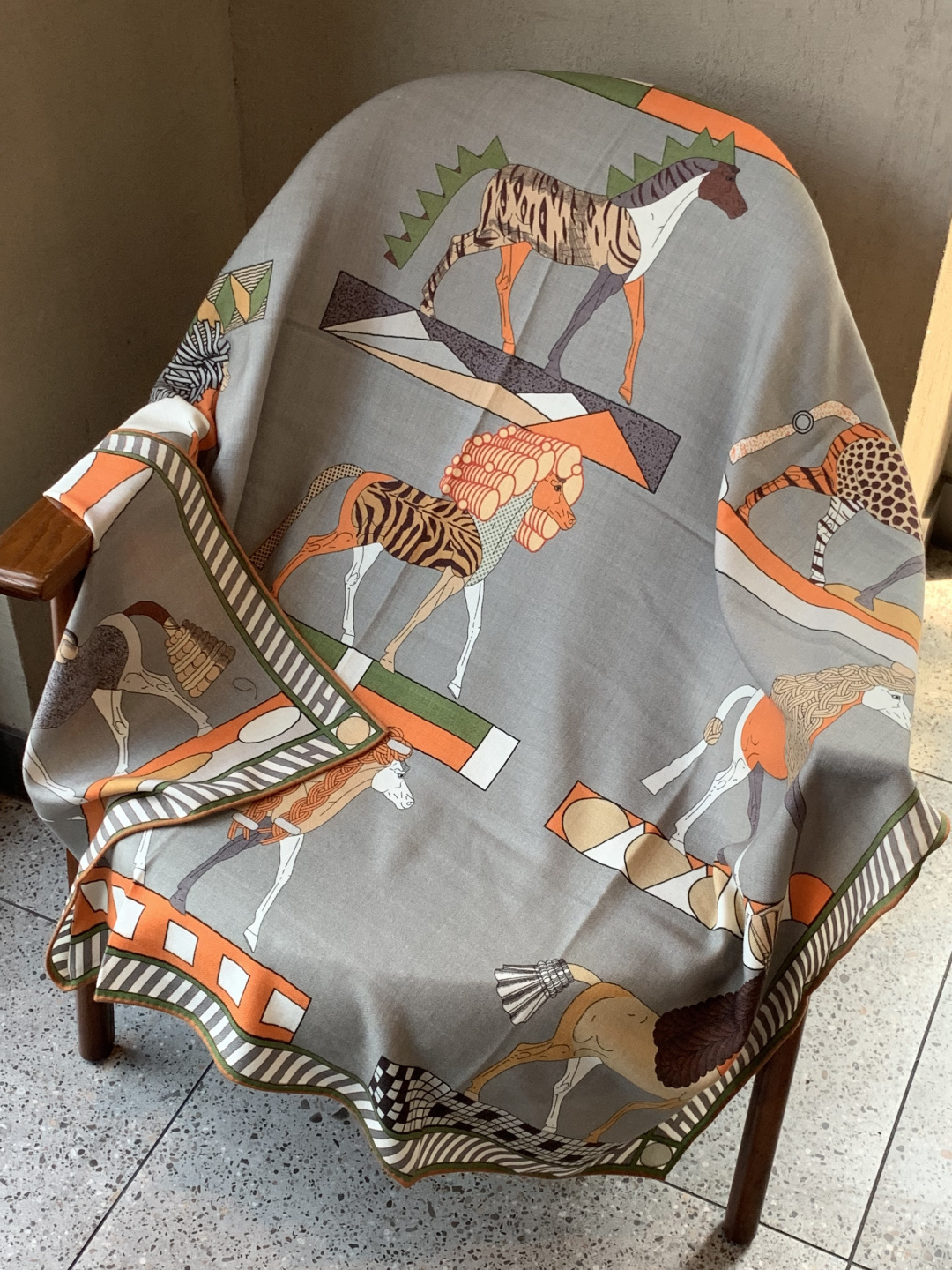 “全速前进”140双面丝绒披肩手工卷边丝绒方巾（30%桑蚕丝70%羊绒）这款经典单品展现强大而迷人的女性