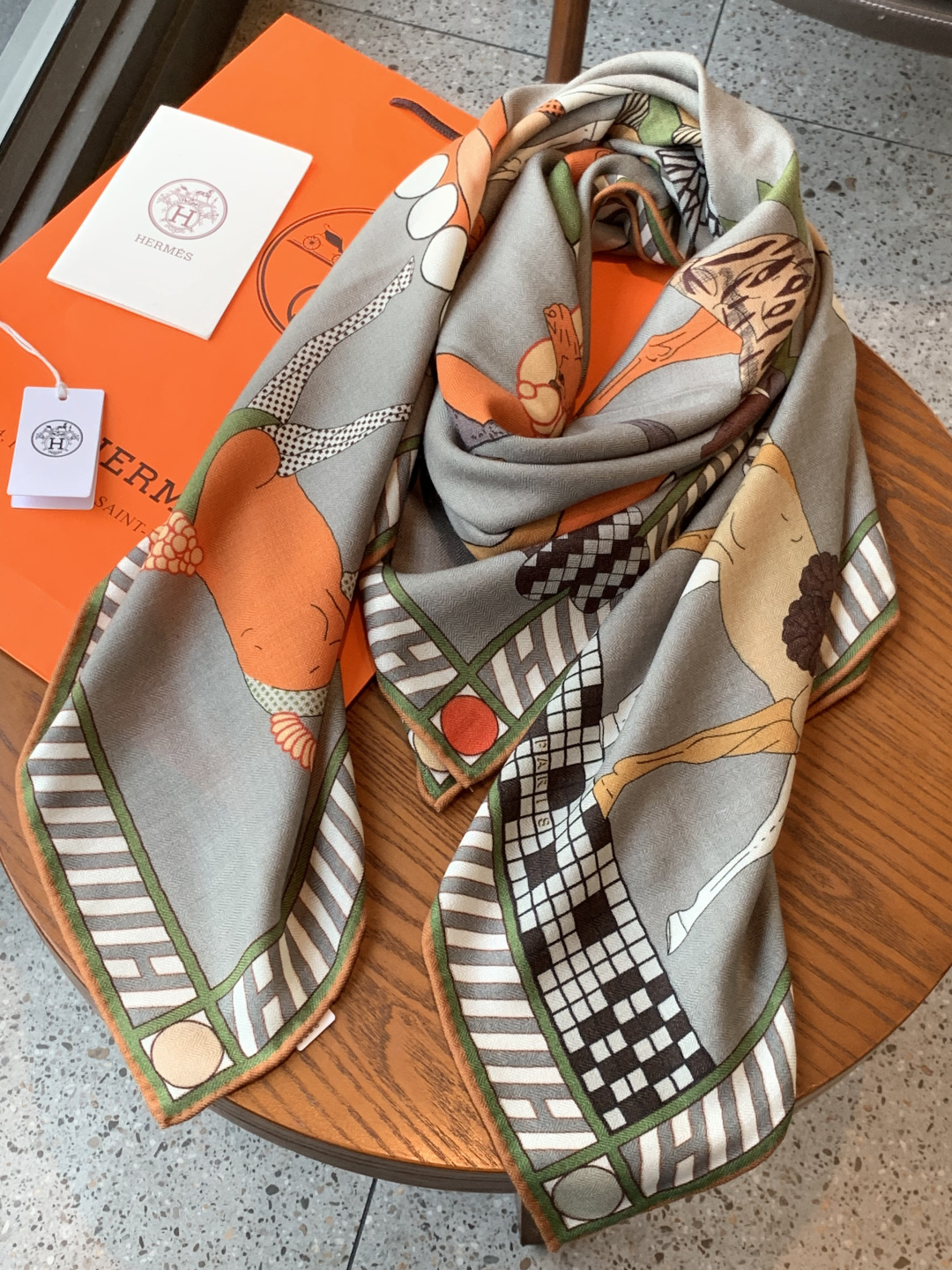 “全速前进”140双面丝绒披肩手工卷边丝绒方巾（30%桑蚕丝70%羊绒）这款经典单品展现强大而迷人的女性