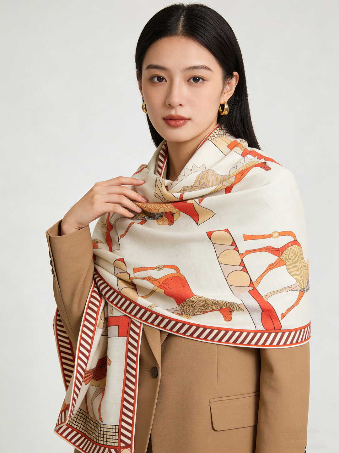 “全速前进”140双面丝绒披肩手工卷边丝绒方巾（30%桑蚕丝70%羊绒）这款经典单品展现强大而迷人的女性