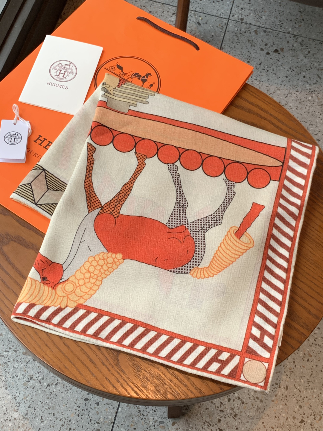 “全速前进”140双面丝绒披肩手工卷边丝绒方巾（30%桑蚕丝70%羊绒）这款经典单品展现强大而迷人的女性