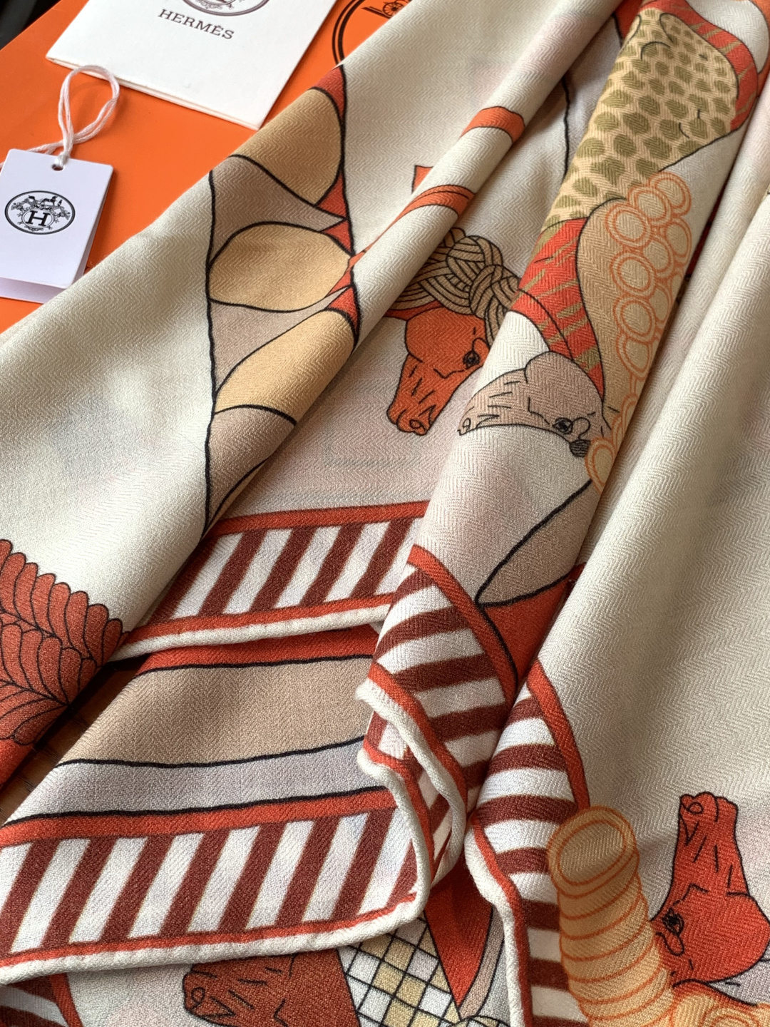 “全速前进”140双面丝绒披肩手工卷边丝绒方巾（30%桑蚕丝70%羊绒）这款经典单品展现强大而迷人的女性