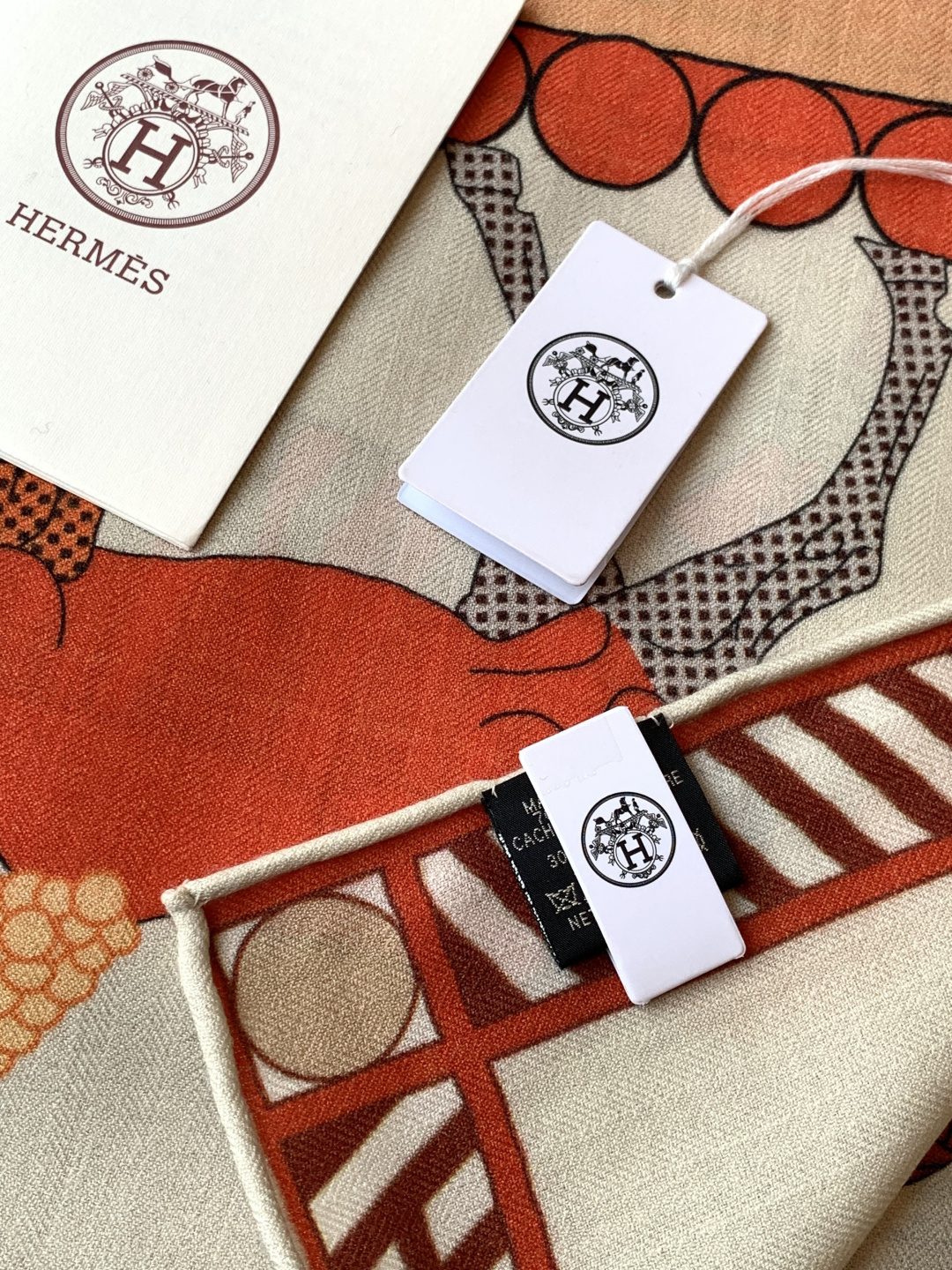 “全速前进”140双面丝绒披肩手工卷边丝绒方巾（30%桑蚕丝70%羊绒）这款经典单品展现强大而迷人的女性