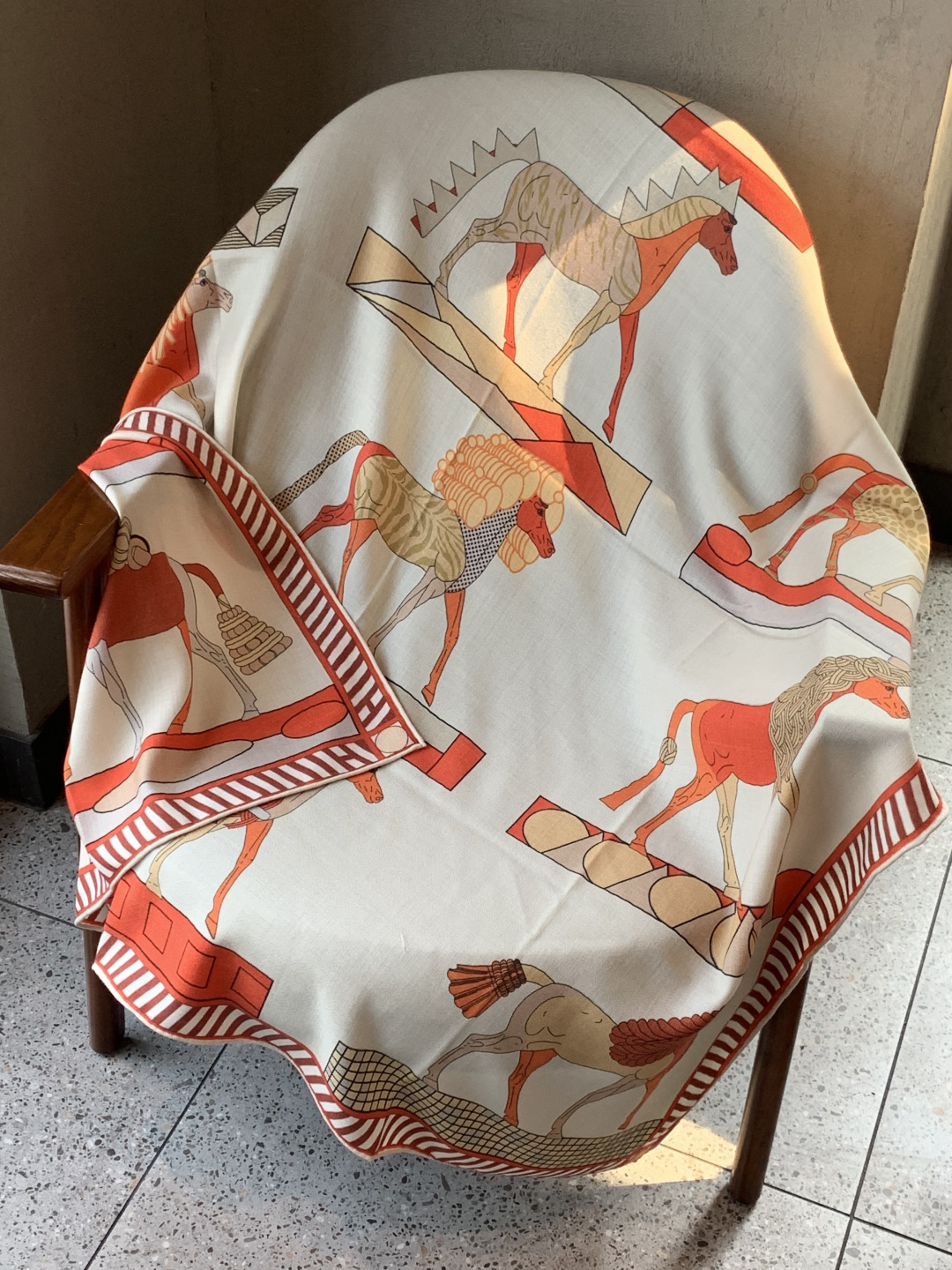 “全速前进”140双面丝绒披肩手工卷边丝绒方巾（30%桑蚕丝70%羊绒）这款经典单品展现强大而迷人的女性