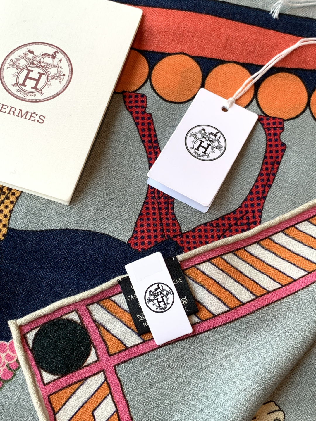 “全速前进”140双面丝绒披肩手工卷边丝绒方巾（30%桑蚕丝70%羊绒）这款经典单品展现强大而迷人的女性