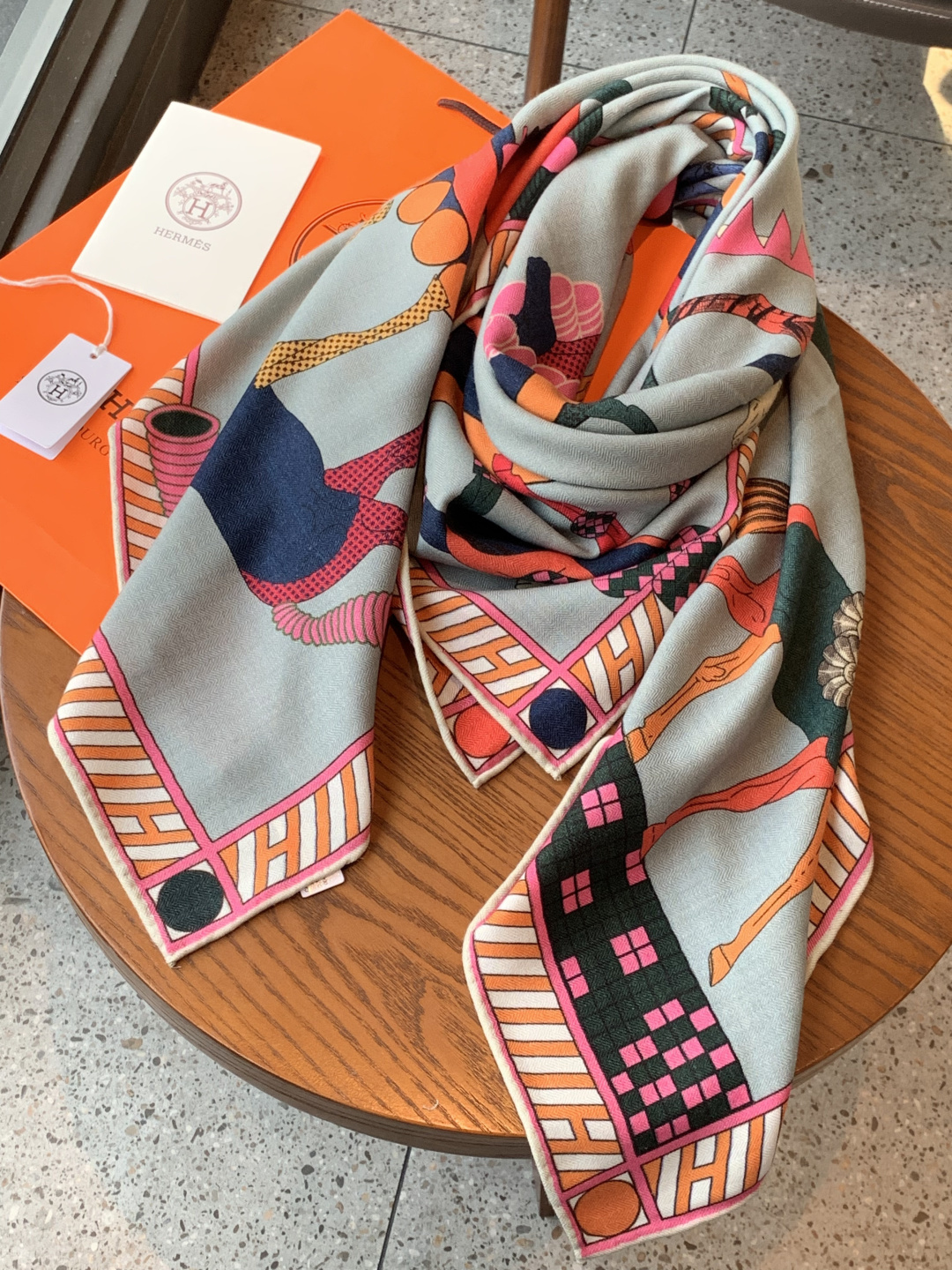 “全速前进”140双面丝绒披肩手工卷边丝绒方巾（30%桑蚕丝70%羊绒）这款经典单品展现强大而迷人的女性