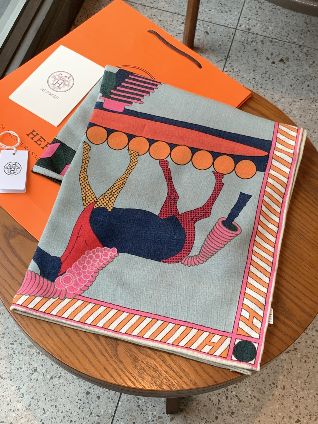 “全速前进”140双面丝绒披肩手工卷边丝绒方巾（30%桑蚕丝70%羊绒）这款经典单品展现强大而迷人的女性