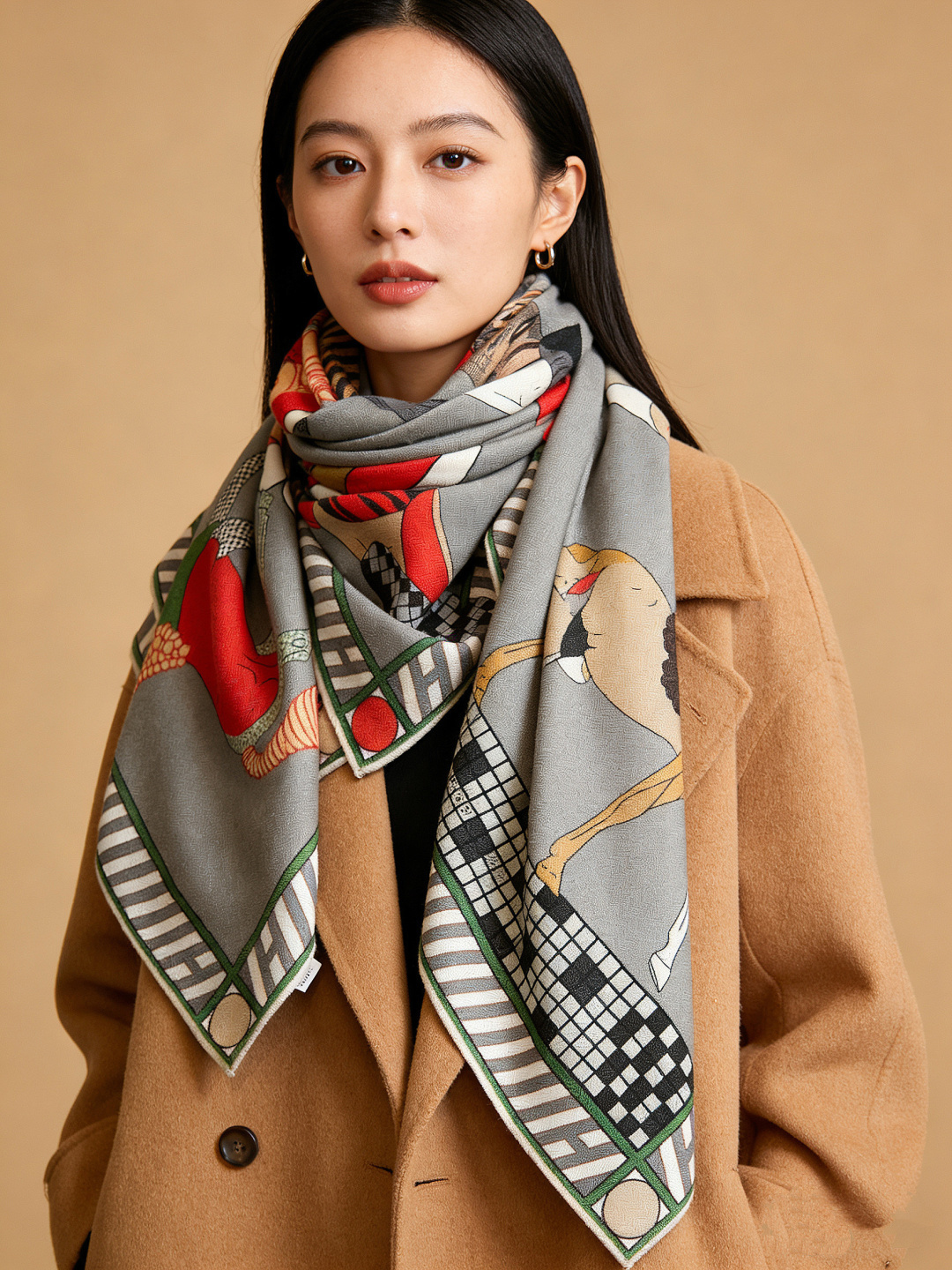 “全速前进”140双面丝绒披肩手工卷边丝绒方巾（30%桑蚕丝70%羊绒）这款经典单品展现强大而迷人的女性