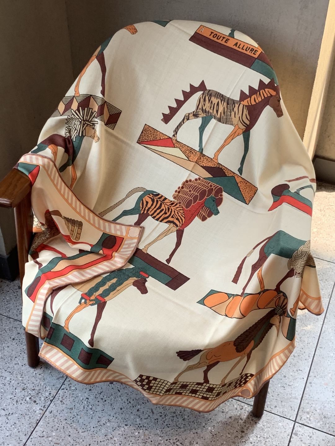 “全速前进”140双面丝绒披肩手工卷边丝绒方巾（30%桑蚕丝70%羊绒）这款经典单品展现强大而迷人的女性