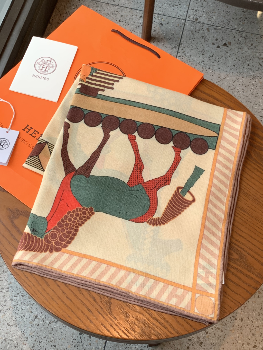 “全速前进”140双面丝绒披肩手工卷边丝绒方巾（30%桑蚕丝70%羊绒）这款经典单品展现强大而迷人的女性