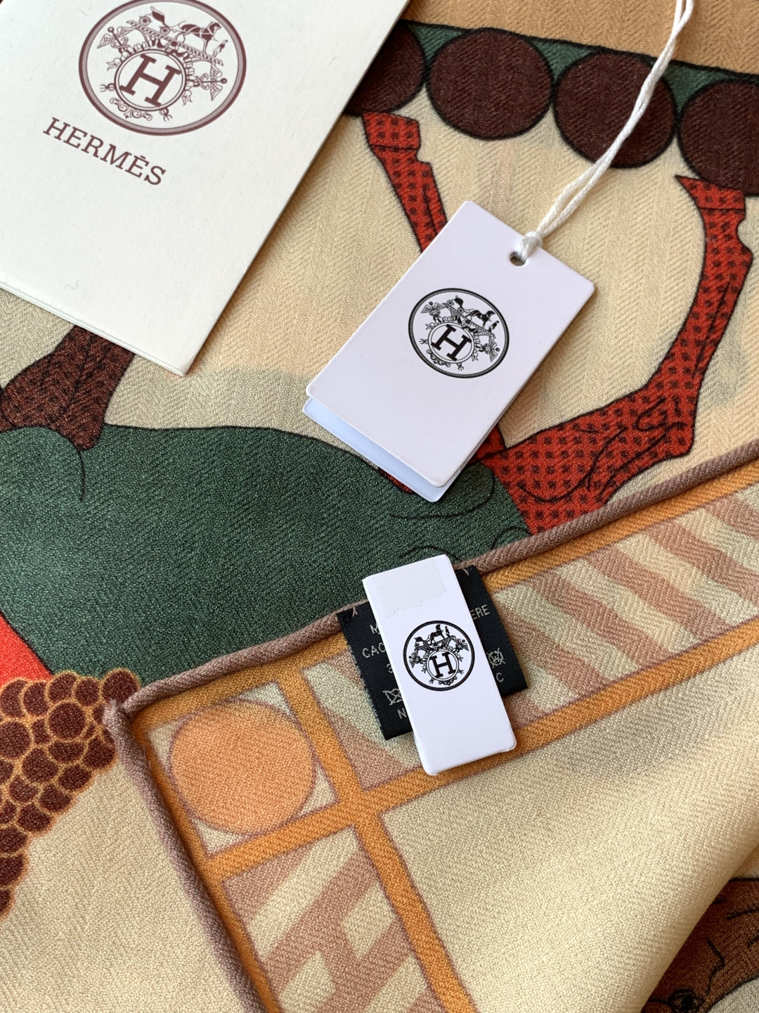 “全速前进”140双面丝绒披肩手工卷边丝绒方巾（30%桑蚕丝70%羊绒）这款经典单品展现强大而迷人的女性