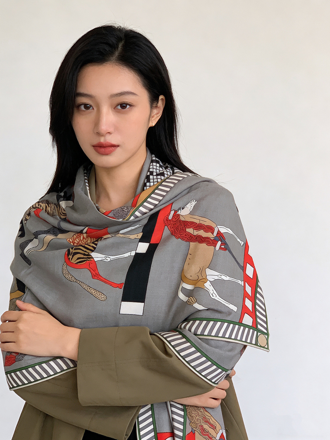 “全速前进”140双面丝绒披肩手工卷边丝绒方巾（30%桑蚕丝70%羊绒）这款经典单品展现强大而迷人的女性