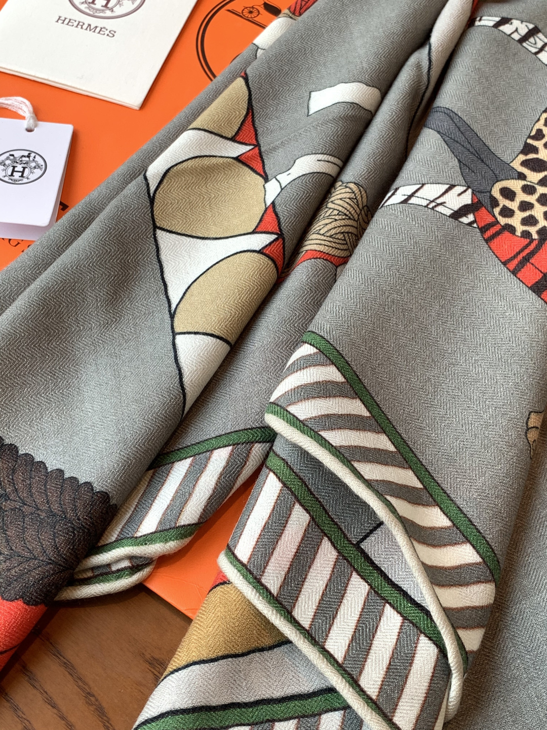 “全速前进”140双面丝绒披肩手工卷边丝绒方巾（30%桑蚕丝70%羊绒）这款经典单品展现强大而迷人的女性