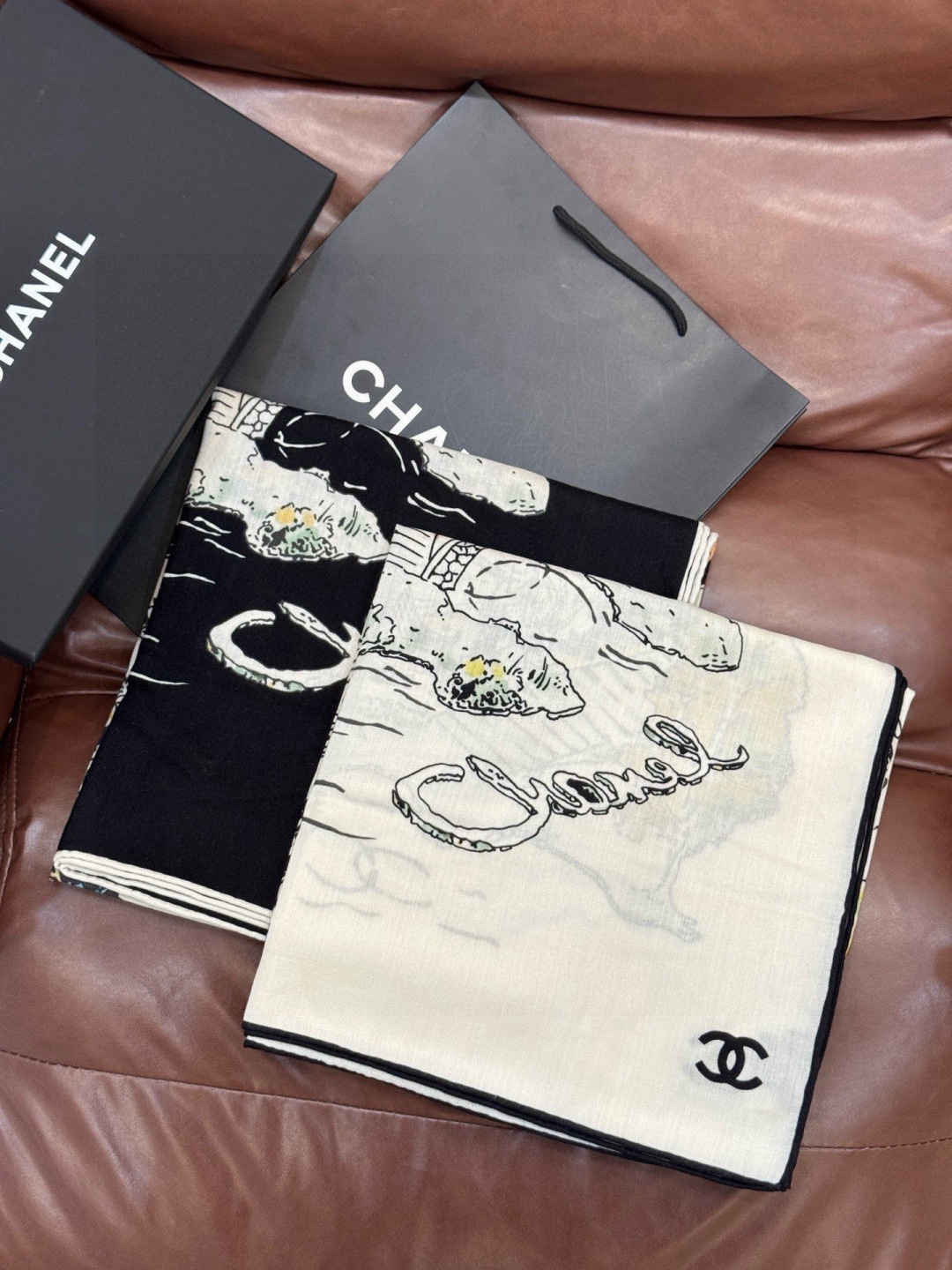 Chanel 高级手工坊系列～～【140顶级丝绒双面同色披肩】25高级手工坊系列作品梦幻而极具电影感，灵