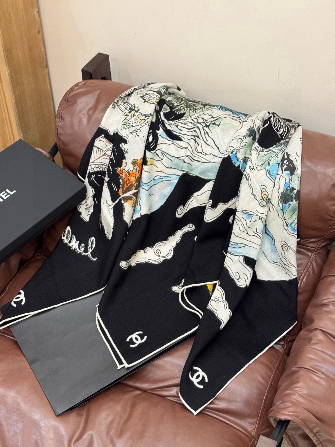 Chanel 高级手工坊系列～～【140顶级丝绒双面同色披肩】25高级手工坊系列作品梦幻而极具电影感，灵