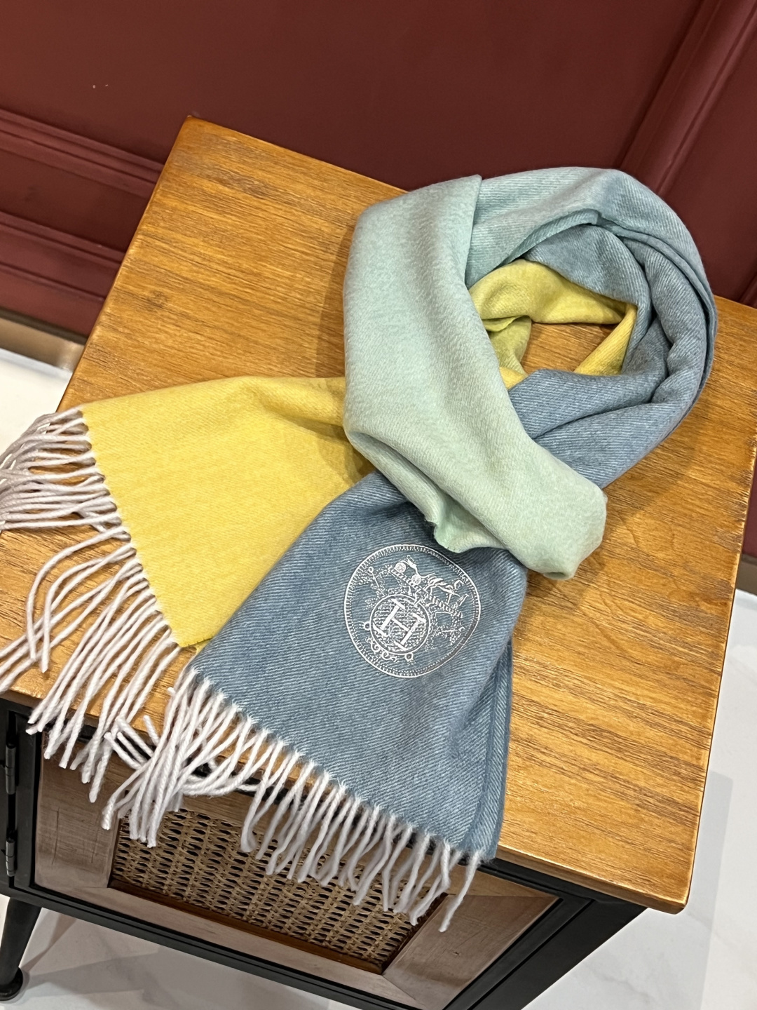 爱马仕新款 这款围巾采用细腻的撞色提花编织，呈现杰夫·麦克菲里奇（Geoff McFetridge）设计