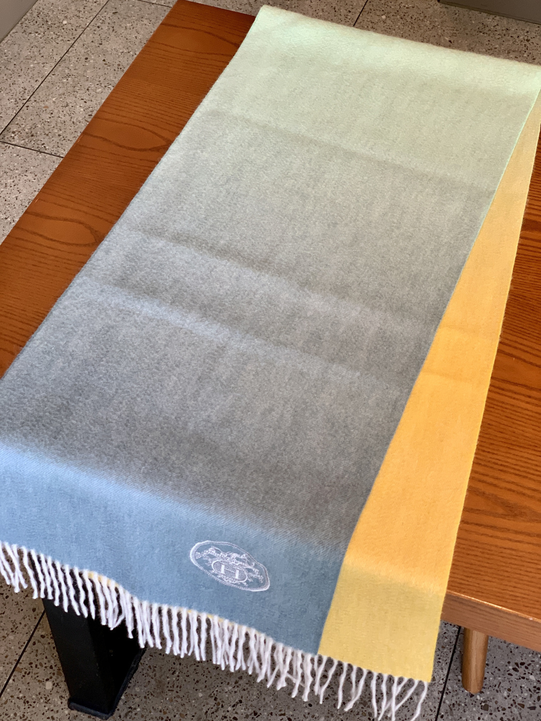 爱马仕新款 这款围巾采用细腻的撞色提花编织，呈现杰夫·麦克菲里奇（Geoff McFetridge）设计