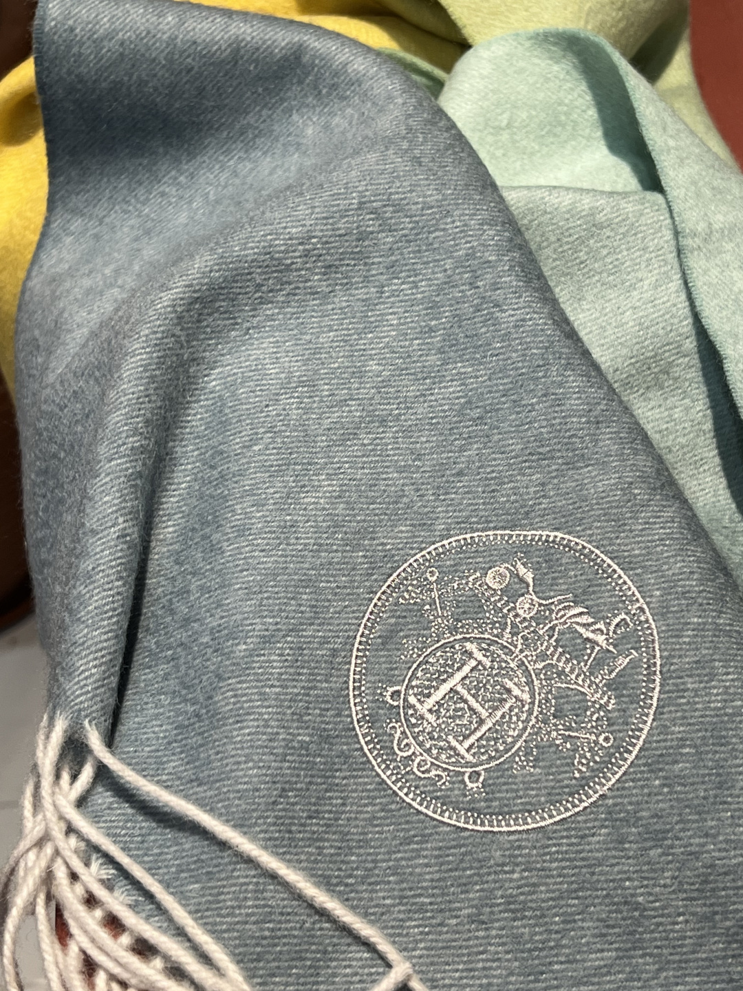 爱马仕新款 这款围巾采用细腻的撞色提花编织，呈现杰夫·麦克菲里奇（Geoff McFetridge）设计