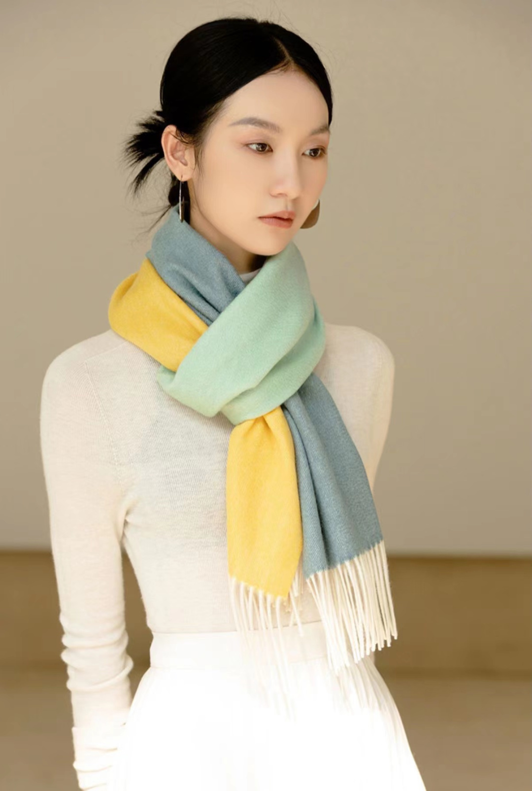 爱马仕新款 这款围巾采用细腻的撞色提花编织，呈现杰夫·麦克菲里奇（Geoff McFetridge）设计