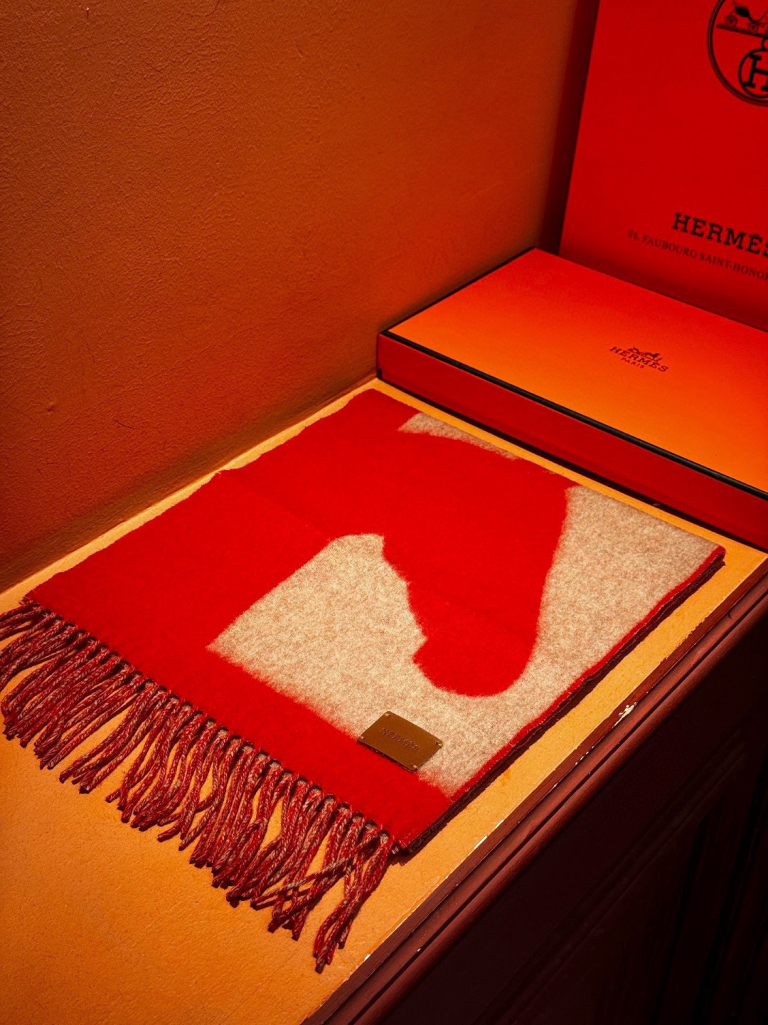 爱马仕新款 这款围巾采用细腻的撞色提花编织，呈现杰夫·麦克菲里奇（Geoff McFetridge）设计