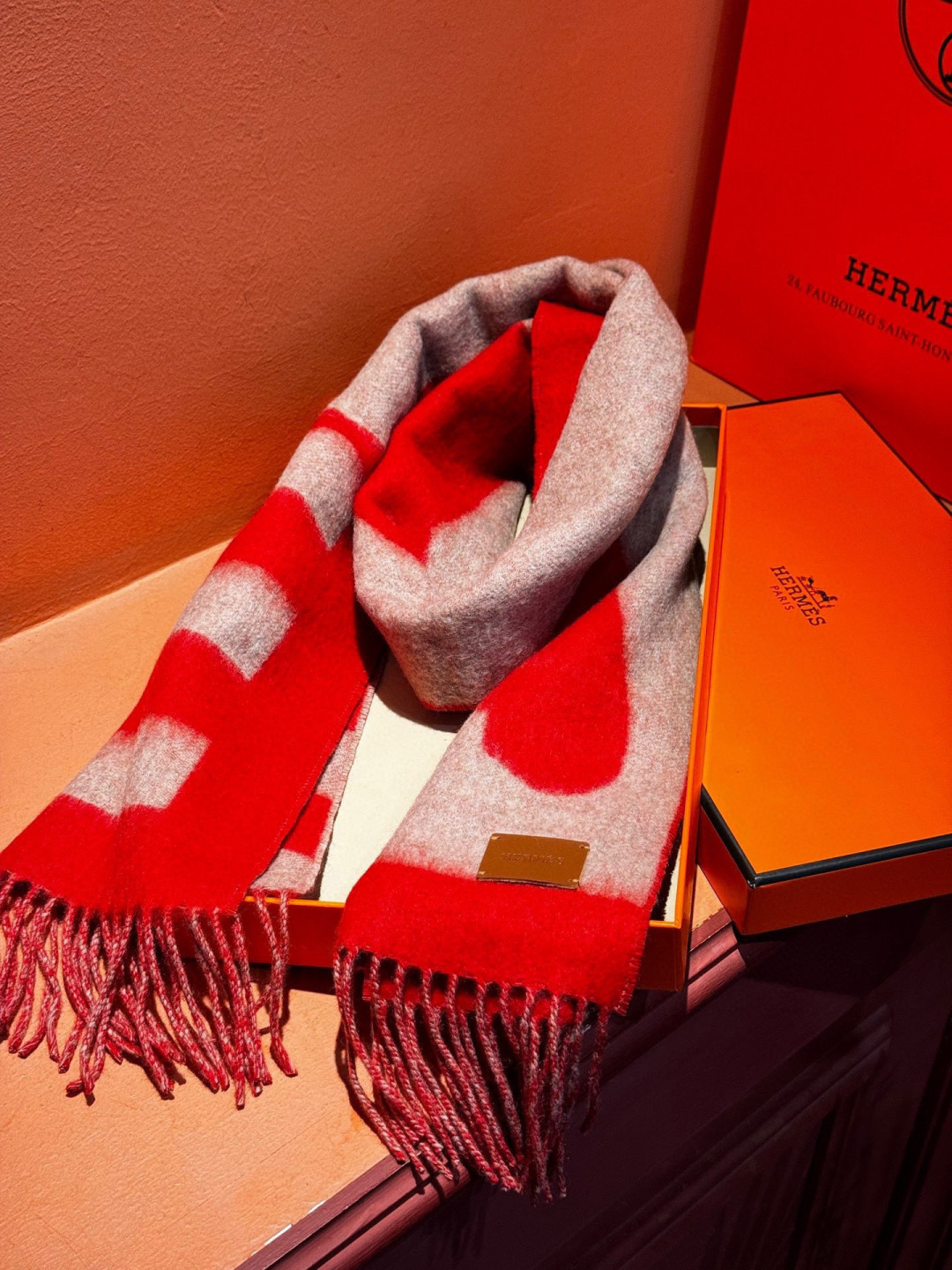 爱马仕新款 这款围巾采用细腻的撞色提花编织，呈现杰夫·麦克菲里奇（Geoff McFetridge）设计