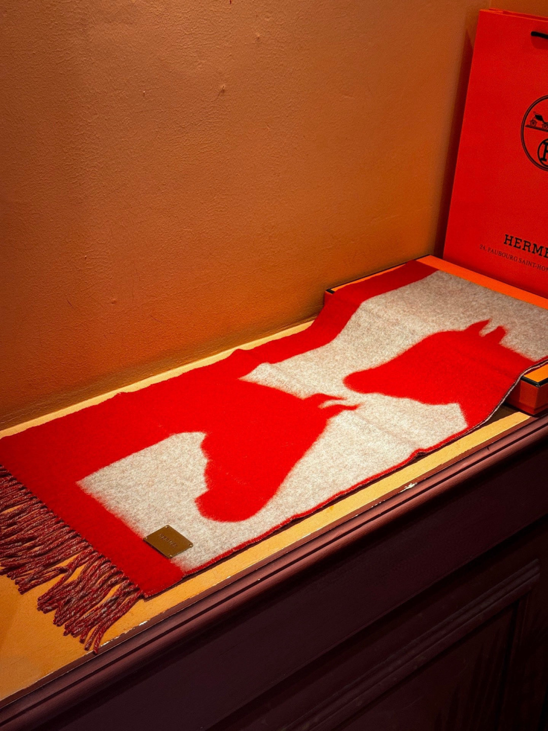 爱马仕新款 这款围巾采用细腻的撞色提花编织，呈现杰夫·麦克菲里奇（Geoff McFetridge）设计