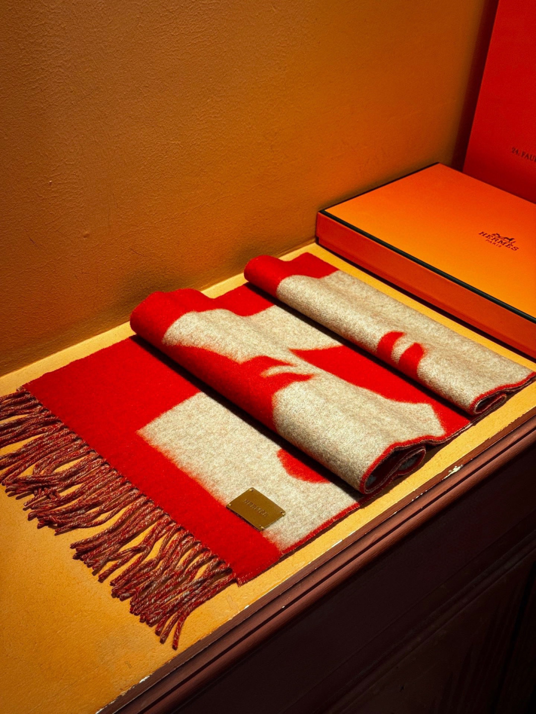 爱马仕新款 这款围巾采用细腻的撞色提花编织，呈现杰夫·麦克菲里奇（Geoff McFetridge）设计