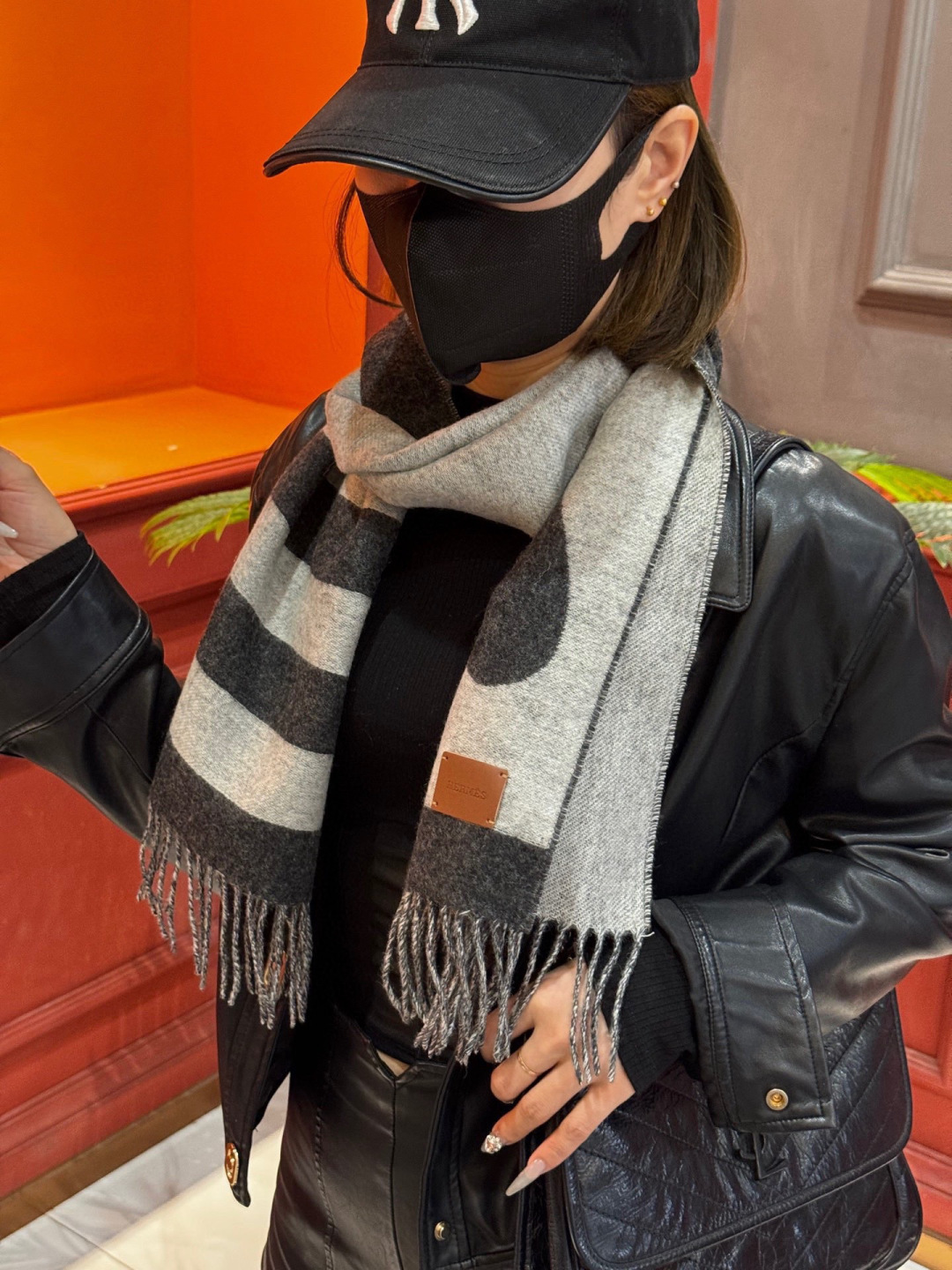 爱马仕新款 这款围巾采用细腻的撞色提花编织，呈现杰夫·麦克菲里奇（Geoff McFetridge）设计