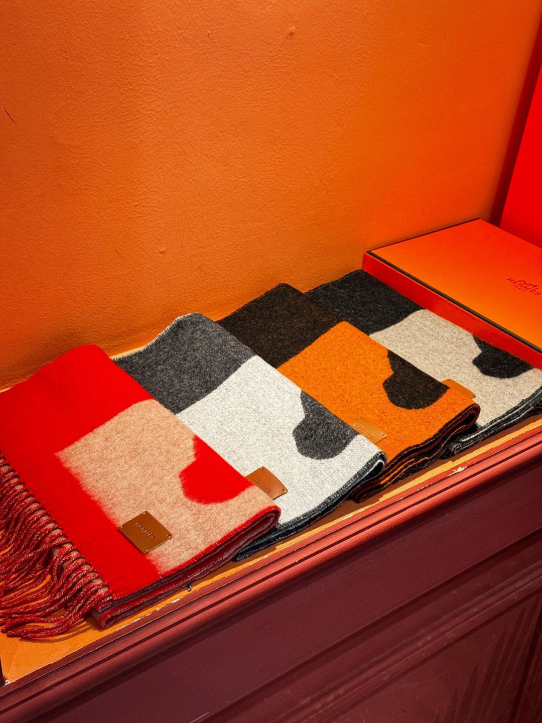 爱马仕新款 这款围巾采用细腻的撞色提花编织，呈现杰夫·麦克菲里奇（Geoff McFetridge）设计