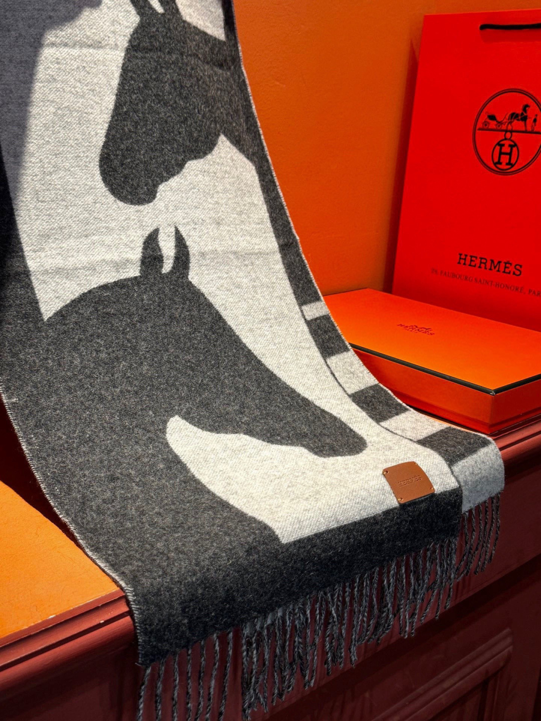 爱马仕新款 这款围巾采用细腻的撞色提花编织，呈现杰夫·麦克菲里奇（Geoff McFetridge）设计