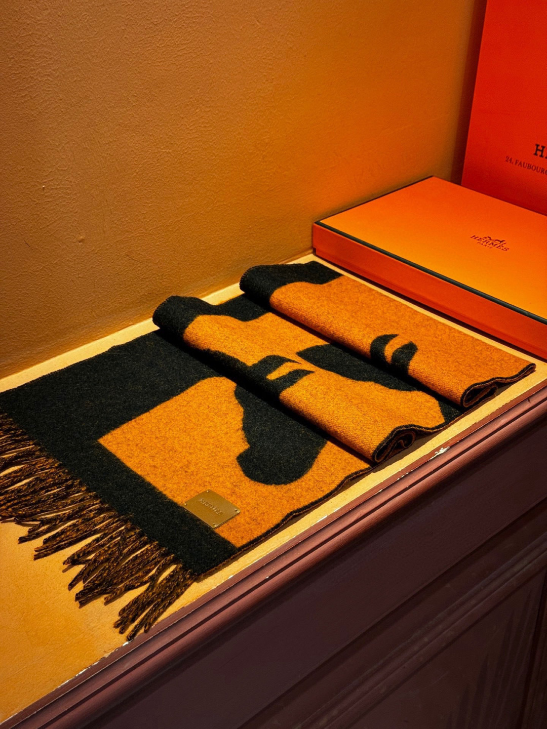 爱马仕新款 这款围巾采用细腻的撞色提花编织，呈现杰夫·麦克菲里奇（Geoff McFetridge）设计