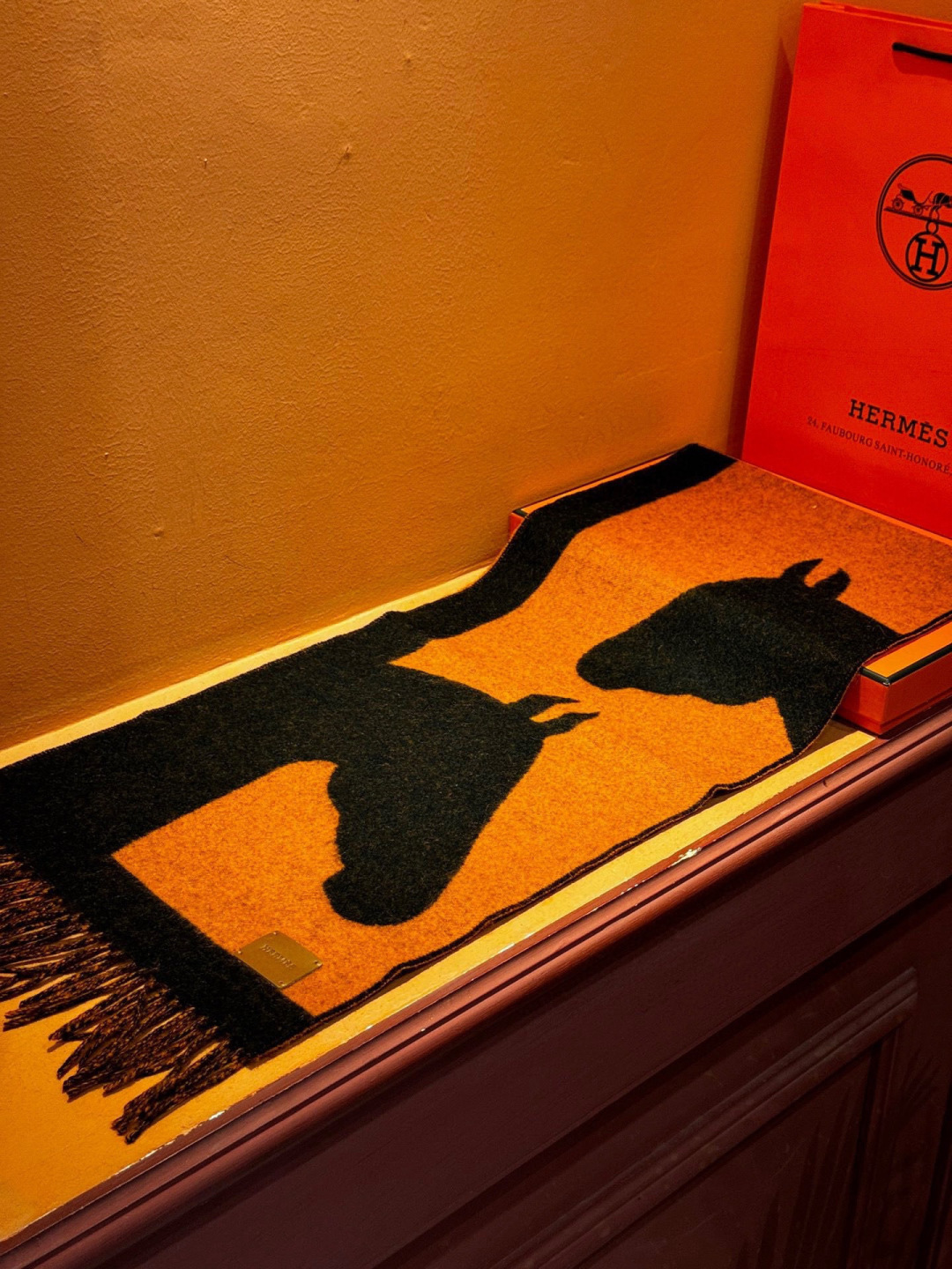 爱马仕新款 这款围巾采用细腻的撞色提花编织，呈现杰夫·麦克菲里奇（Geoff McFetridge）设计