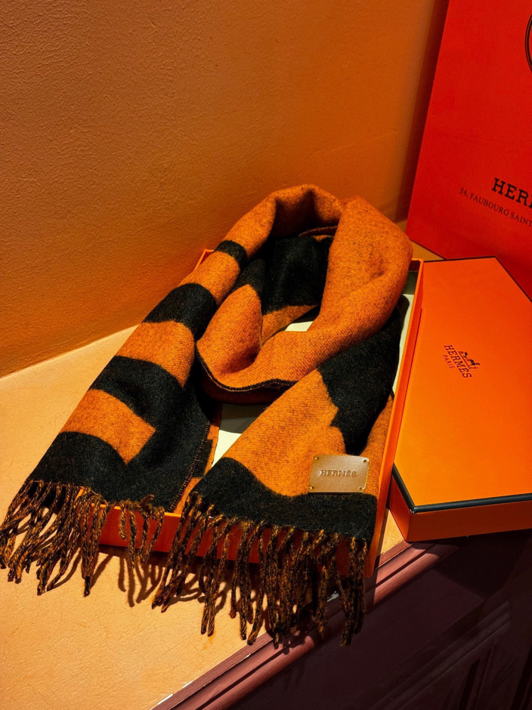 爱马仕新款 这款围巾采用细腻的撞色提花编织，呈现杰夫·麦克菲里奇（Geoff McFetridge）设计