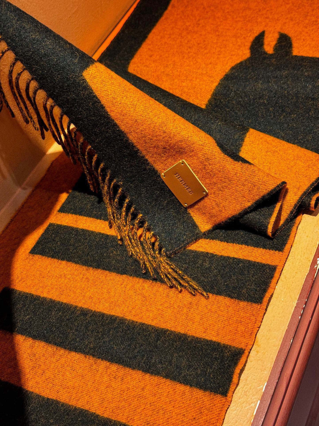 爱马仕新款 这款围巾采用细腻的撞色提花编织，呈现杰夫·麦克菲里奇（Geoff McFetridge）设计