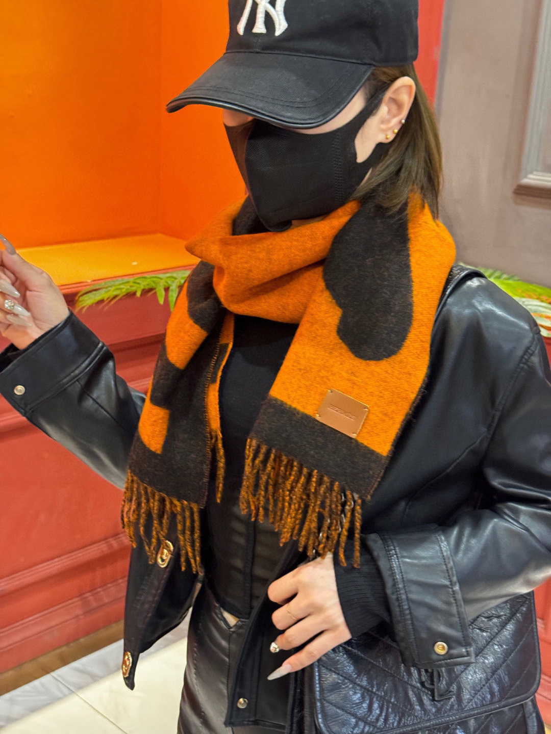 爱马仕新款 这款围巾采用细腻的撞色提花编织，呈现杰夫·麦克菲里奇（Geoff McFetridge）设计