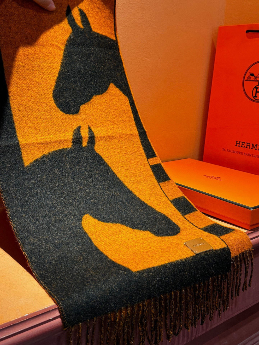 爱马仕新款 这款围巾采用细腻的撞色提花编织，呈现杰夫·麦克菲里奇（Geoff McFetridge）设计