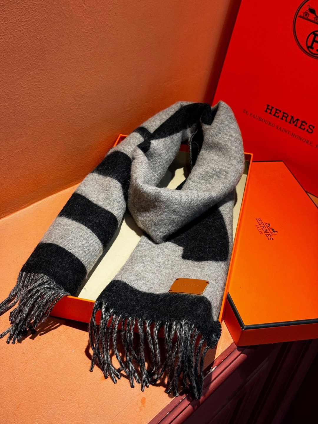 爱马仕新款 这款围巾采用细腻的撞色提花编织，呈现杰夫·麦克菲里奇（Geoff McFetridge）设计