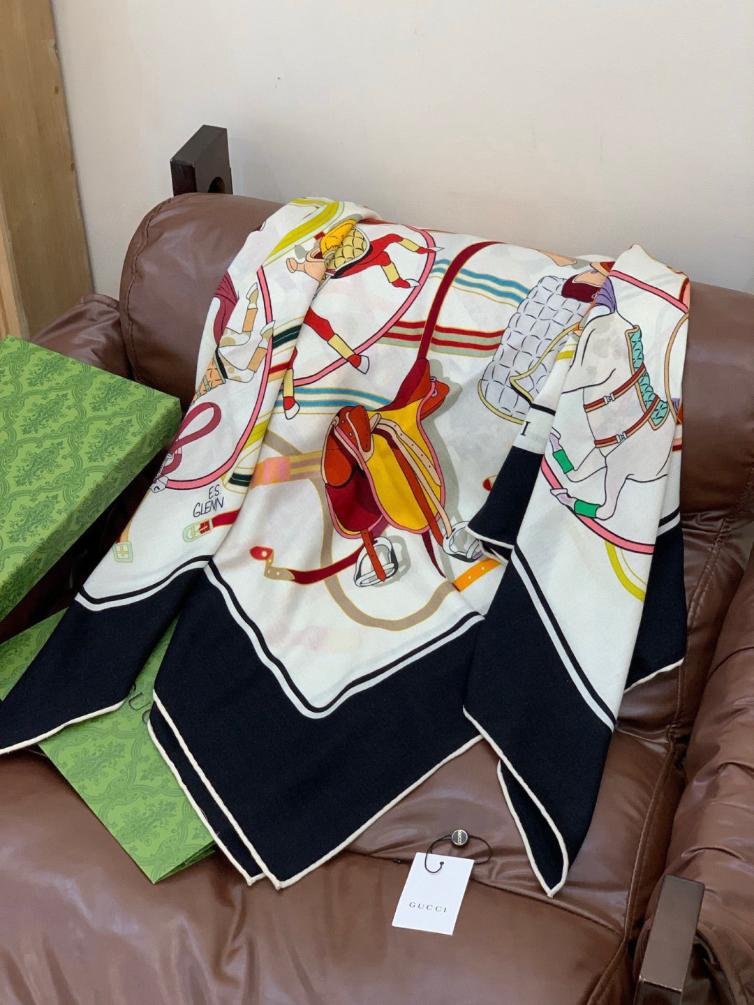 💟Gucci~140双面丝绒披肩马鞍细节和骑马图案以精致色调匠心呈献，意在向品牌与马术世界的深厚渊源致敬