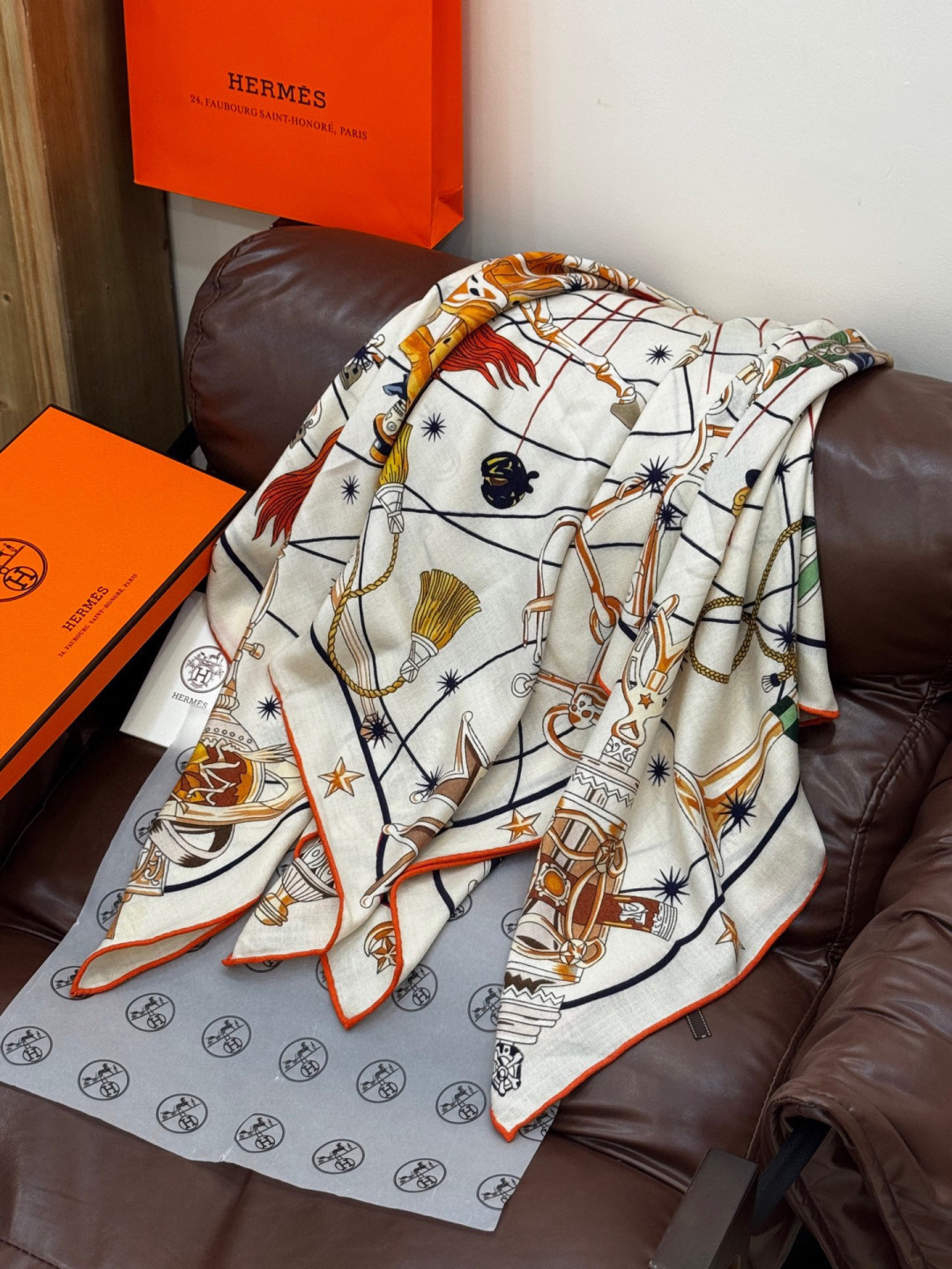 “星辰合唱曲”140丝绒双面同色披肩手工卷边丝绒方巾（30%桑蚕丝70%羊绒）这款经典单品展现强大而迷人