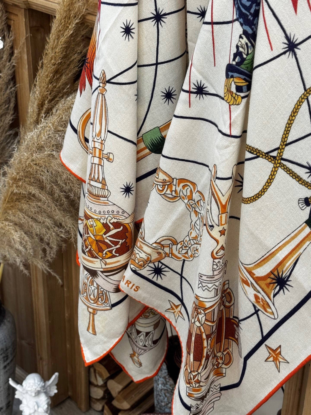 “星辰合唱曲”140丝绒双面同色披肩手工卷边丝绒方巾（30%桑蚕丝70%羊绒）这款经典单品展现强大而迷人