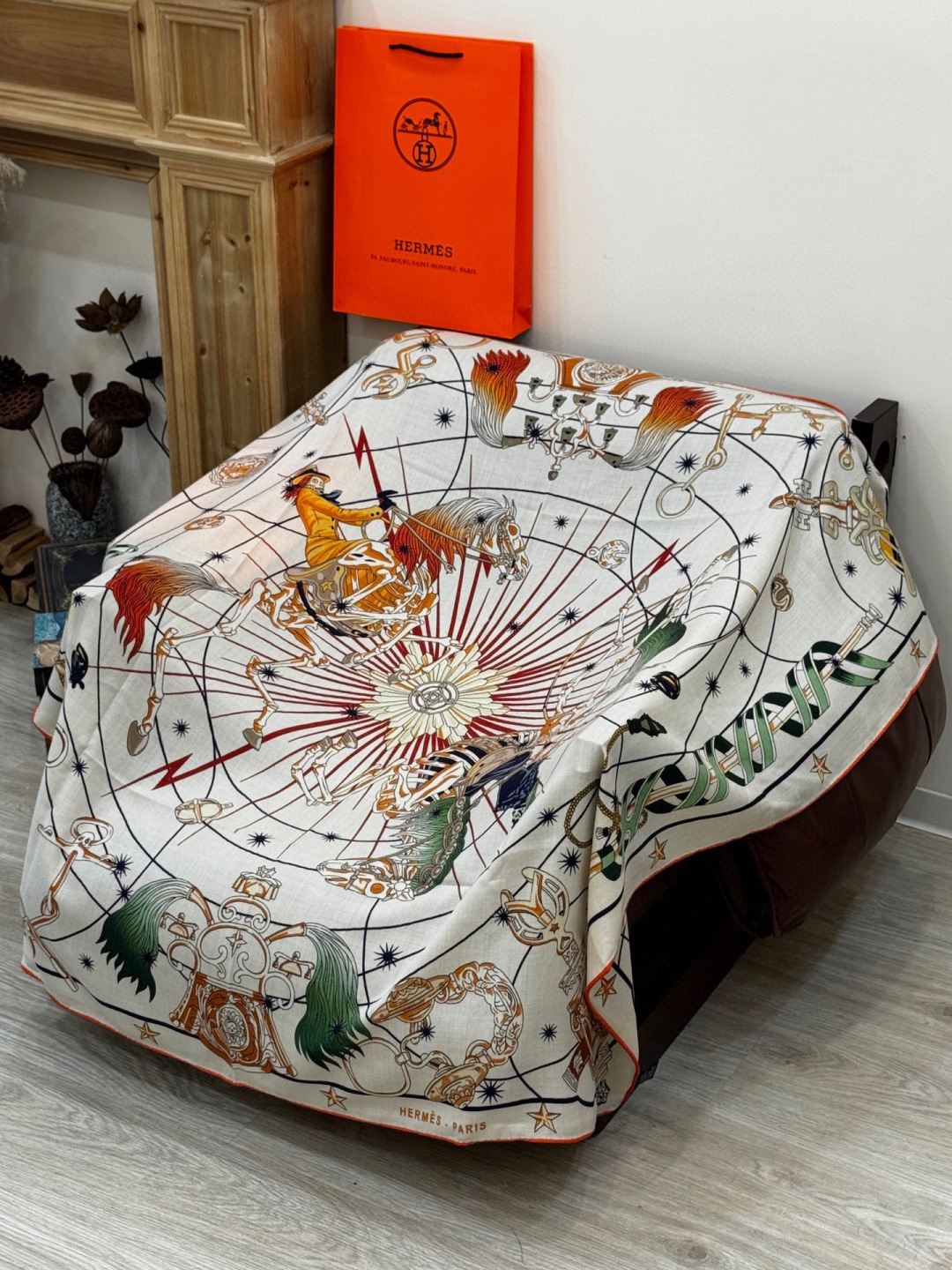 “星辰合唱曲”140丝绒双面同色披肩手工卷边丝绒方巾（30%桑蚕丝70%羊绒）这款经典单品展现强大而迷人