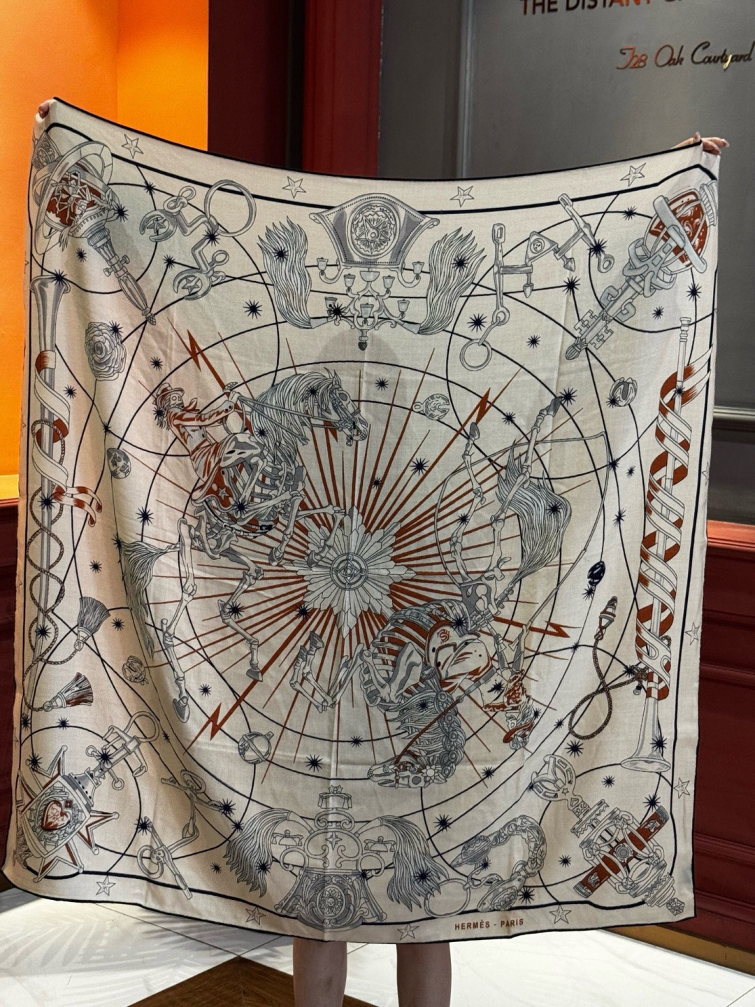 “星辰合唱曲”140丝绒双面同色披肩手工卷边丝绒方巾（30%桑蚕丝70%羊绒）这款经典单品展现强大而迷人