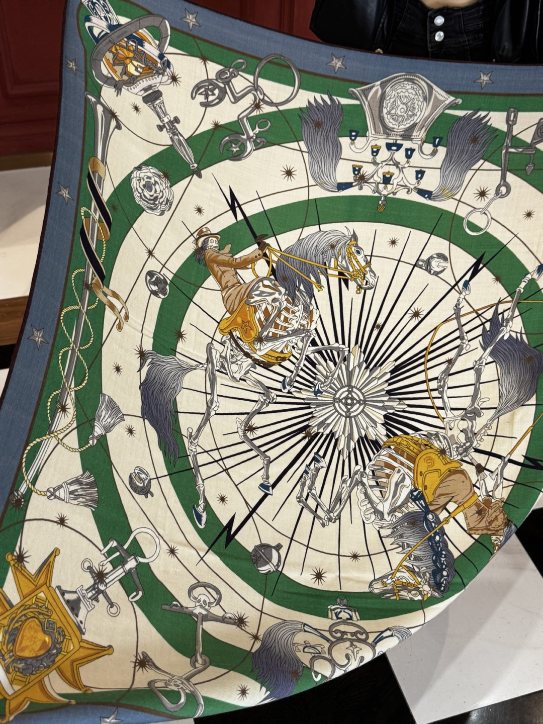 “星辰合唱曲”140丝绒双面同色披肩手工卷边丝绒方巾（30%桑蚕丝70%羊绒）这款经典单品展现强大而迷人