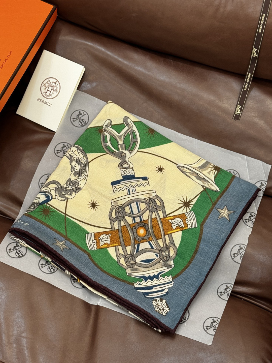 “星辰合唱曲”140丝绒双面同色披肩手工卷边丝绒方巾（30%桑蚕丝70%羊绒）这款经典单品展现强大而迷人