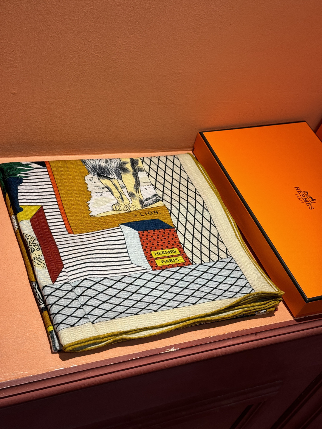 爱马仕新款双面同色 品名: 新型大剧院面料：丝绒尺寸：140*140 这款爱马仕点睛配饰可以多种方式佩戴