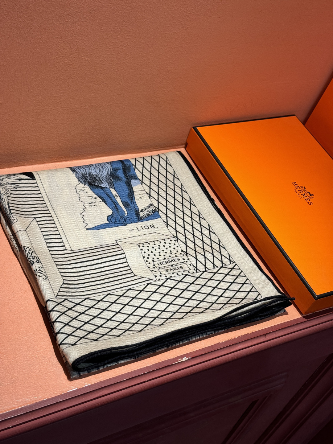 爱马仕新款双面同色 品名: 新型大剧院面料：丝绒尺寸：140*140 这款爱马仕点睛配饰可以多种方式佩戴