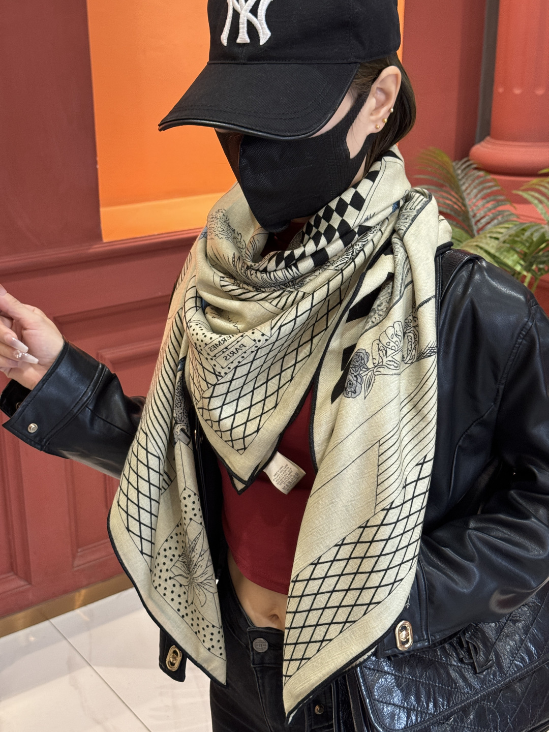 爱马仕新款双面同色 品名: 新型大剧院面料：丝绒尺寸：140*140 这款爱马仕点睛配饰可以多种方式佩戴