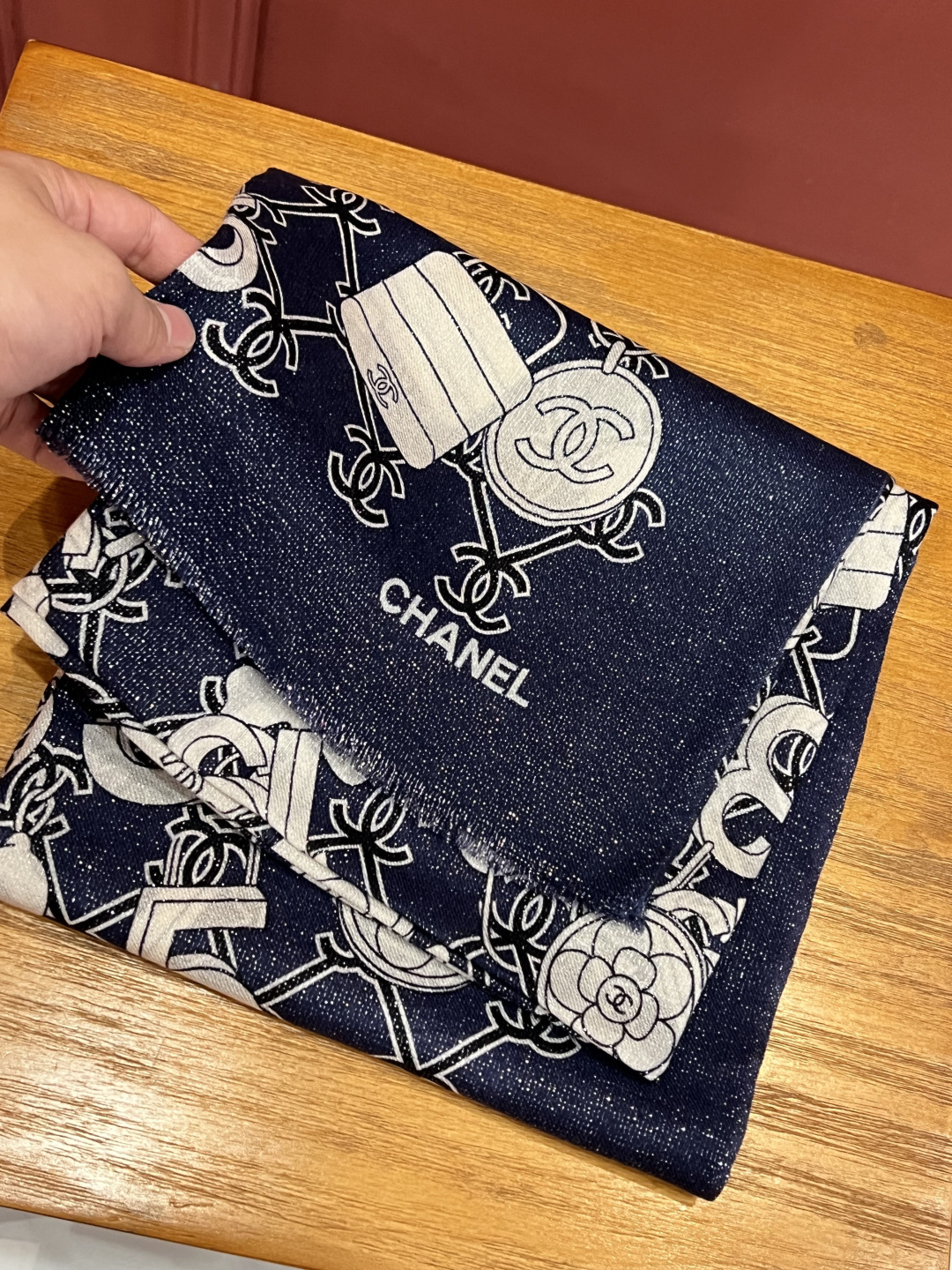 上新🌟 会发光发亮的围巾 💄💋新款客供银线💖羊绒面料长巾 😘美翻了[流泪]【手绘LOGO银线长巾】御用殿