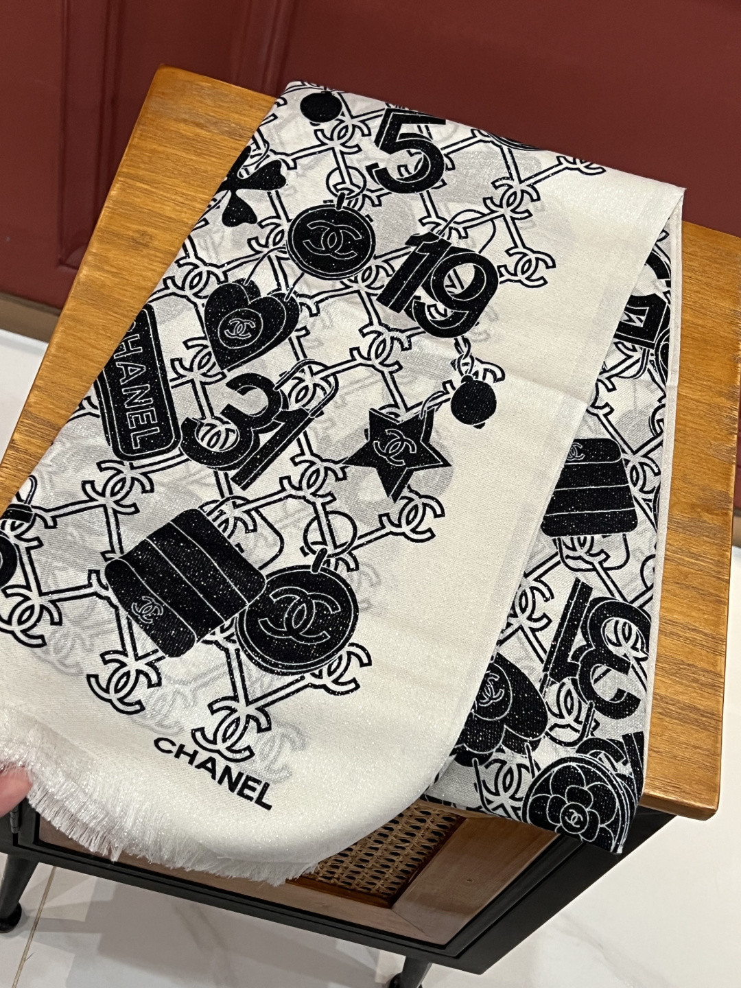 上新🌟 会发光发亮的围巾 💄💋新款客供银线💖羊绒面料长巾 😘美翻了[流泪]【手绘LOGO银线长巾】御用殿