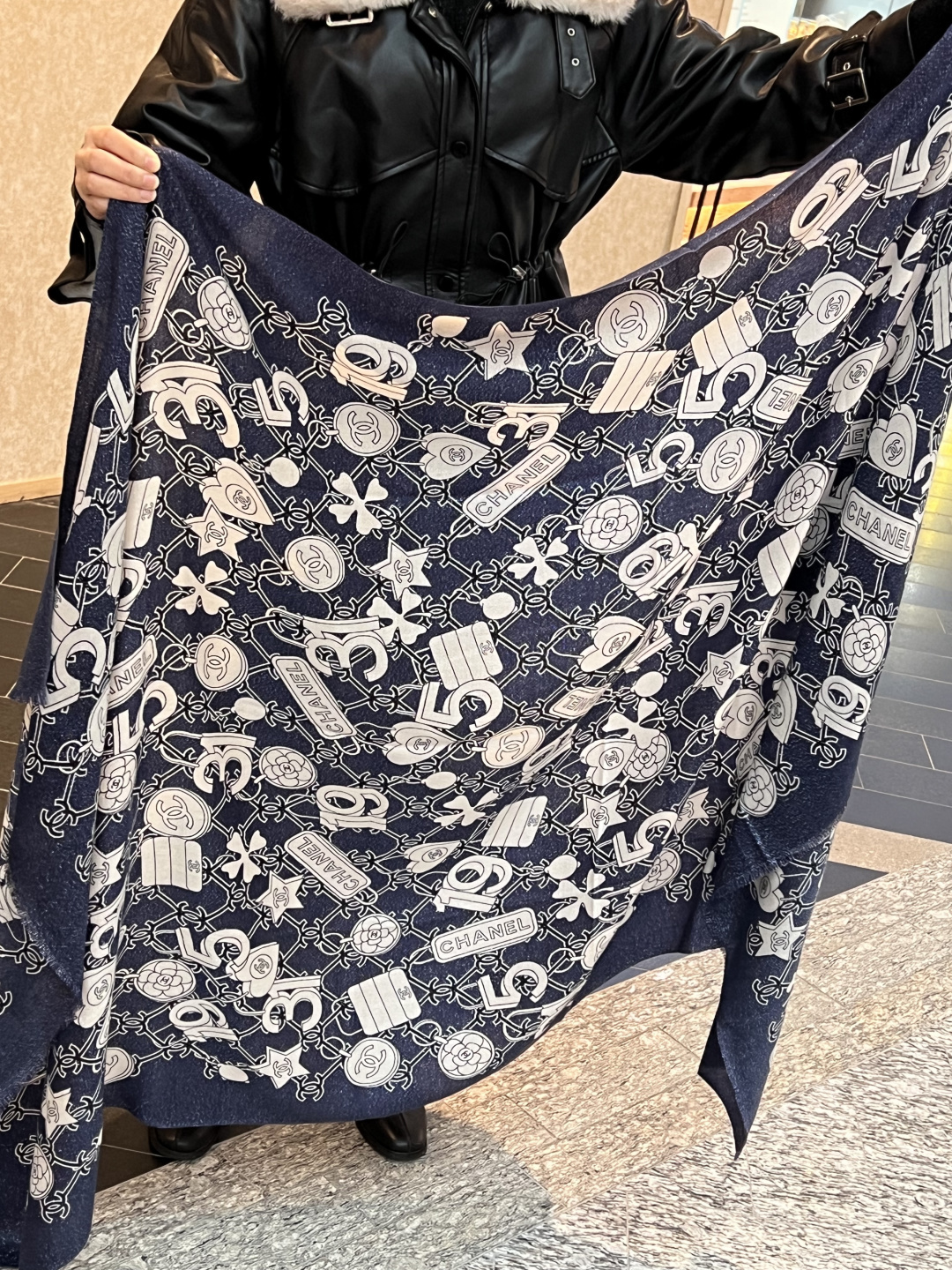 上新🌟 会发光发亮的围巾 💄💋新款客供银线💖羊绒面料长巾 😘美翻了[流泪]【手绘LOGO银线长巾】御用殿