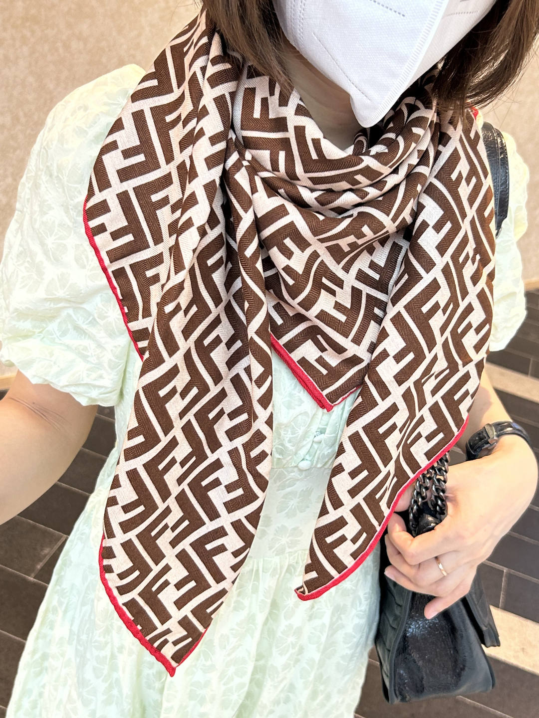 💟诠释什么叫高端顶奢产品～～丝绒方巾Fendi 卓尔不凡，高级有气场！！】非常抬人！永远加分的F秋冬单品